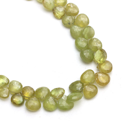 スフェーン ファセット ハート ビーズ、5x6 mm ～ 8x8 mm、スフェーン ジュエリー メイキング ビーズ、ハート型スフェーン、6 インチ ストランド、1 ストランドあたりの価格