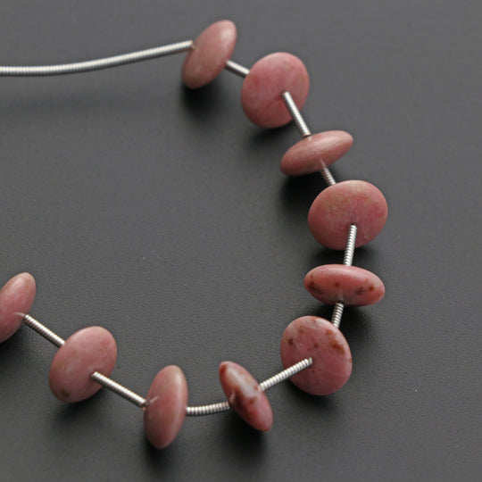 Thulite スムース タイヤ ビーズ - 4 mm ～ 10 mm - Thulite ジュエリー メイキング ビーズ、18 cm フル ストランド、1 ストランドあたりの価格